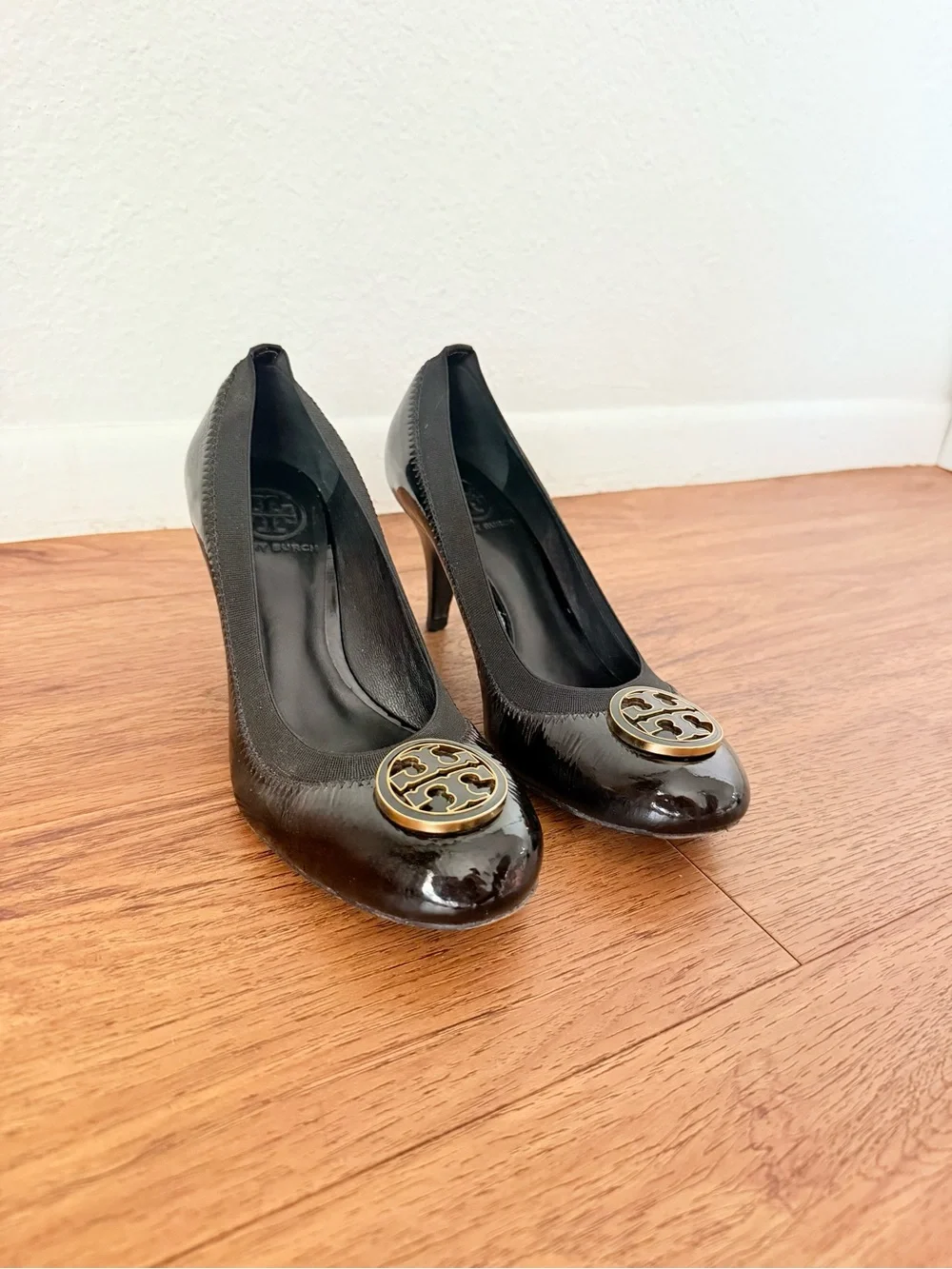 Tory Burch Caroline Mid Heel Pumps Size 7 Black Patent Leather Logo Medallion